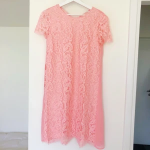 Rosa klänning från Ida Sjöstedt - Rosa spetsklänning från Ida Sjötstedt. Använd 1 gång. Storlek S ☀️