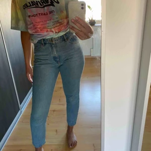 Kimono jeans monki - Ljus blåa Kimomo Monki jeans, High relaxed i storlek 29, passar som storlek S/M som jag vanligtvis bär. I bra skick.  🌻🌻