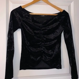 Svart sammetstopp - Säljer en svart sammetstopp (offshoulder) från Gina tricot i storlek S. 