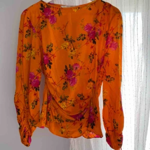  - Skir blus. Strl L men skulle säga att den passar S-M. 📬 Frakt 59 kr.