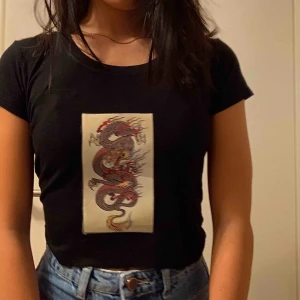  - Topp med tryck, köpt på second hand! använd sparsamt, Buda!!