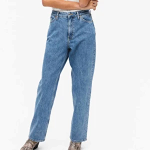  - Säljer de här jeansen från Monki i modellen Taiki 