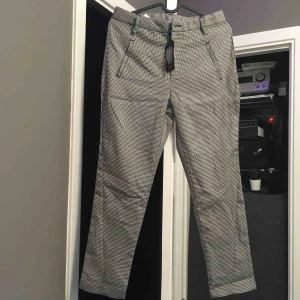  - Mycket sköna, lite tunnare material byxor!  Aldrig använd. 