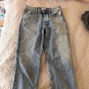  - raka jeans från zara, knappt använda. lånade bilder, skriv om du vill ha bilder på, dock är de för korta för mig