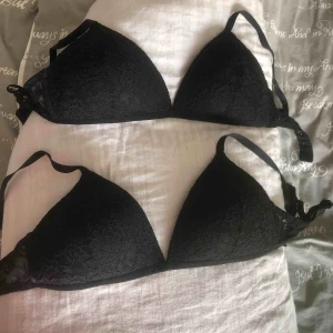  - Två stycken jätte fina spets bh:ar för 150 kr, om man bara vill köpa en är priset 75 kr (köparen står för frakten) säljer pga är för små för mig