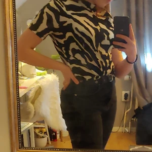 Djurmönstrad tröja från Zara - Zebranönstrad ish svart o vit tröja från Zara✨ Storlek S, super bekvämt och mysigt material!
