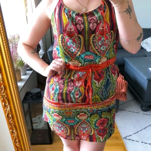Klänning från Desigual - Säljer en av mina favoritklänningar genom tiderna. Superfin, unik och med fickor. Olika mönster på fram/baksida. Säljes pga för kort för mig nu när gumman fått lite former (står ej för frakt) 