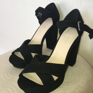 Big girls were heels 👠 - • Ett par ursnygga klackar (10cm)från Bianco.                • I strl 38, oanvända.                                                           • Frakt tillkommer.