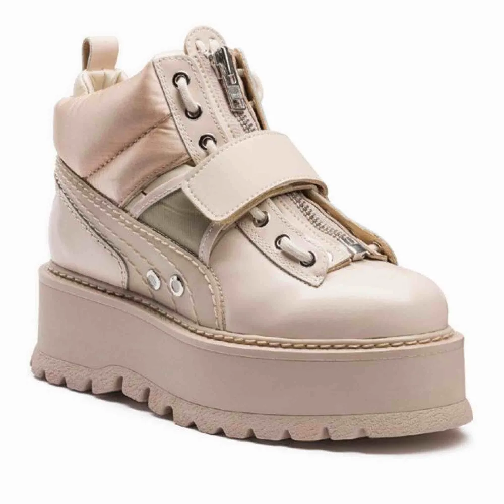 Världens coolaste sneakers från puma x fenty (Rihannas kollektion) i storlek 39. Nypris 3500kr. Är fortfarande fina och i bra skick men har några märken som syns på tredje bilden. Har även tappat en liten silver detalj på skosnöret.. Skor.