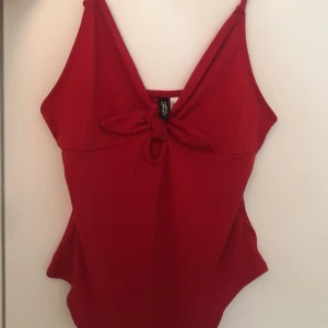 Röd body - Superfin body, som passar till alla tillfällen❤️ Knappt aldrig använd. Frakt tillkommer🌸