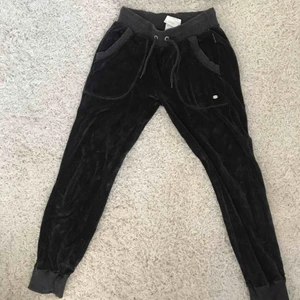  - Champion sett, luvtröja och byxor. Köparen står för frakten. Swish eller hämta på plats❤️