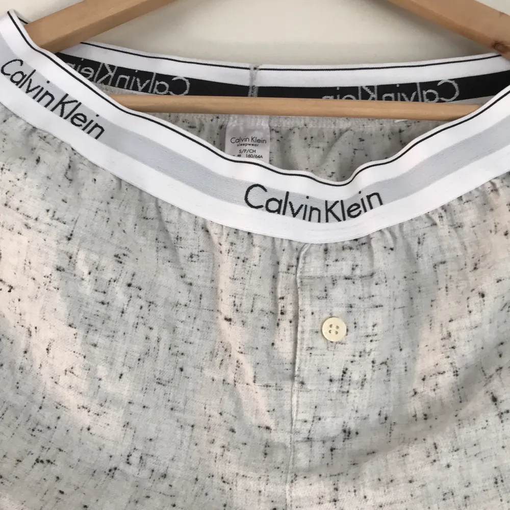 Säljer mina oanvända Calvin Klein pyjamasbyxor pga fel storlek. Storlek SMALL. Jättesköna! Köparen står för frakten 💕. Jeans & Byxor.