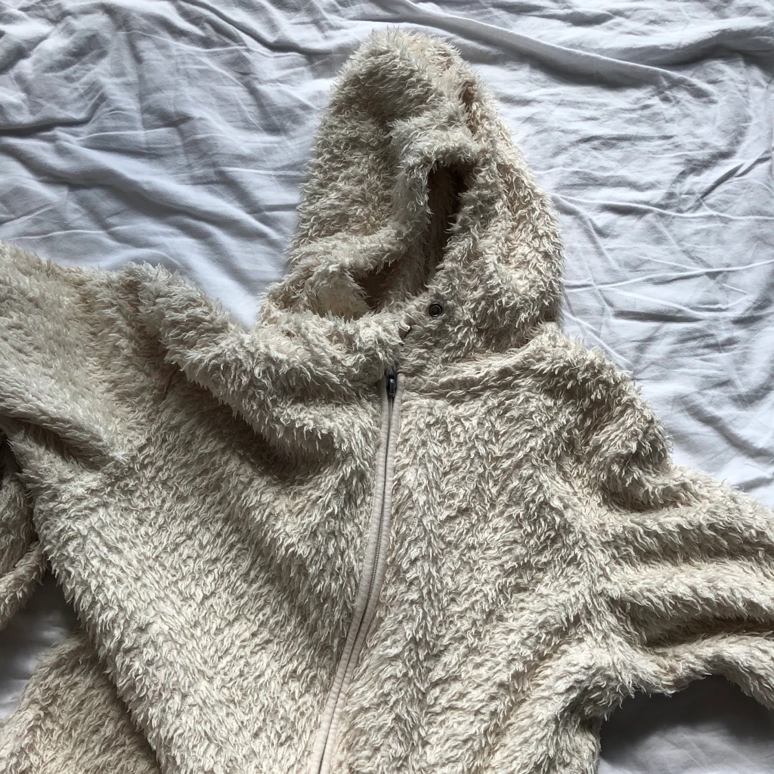 Krämvit fluffig hoddie  - 90