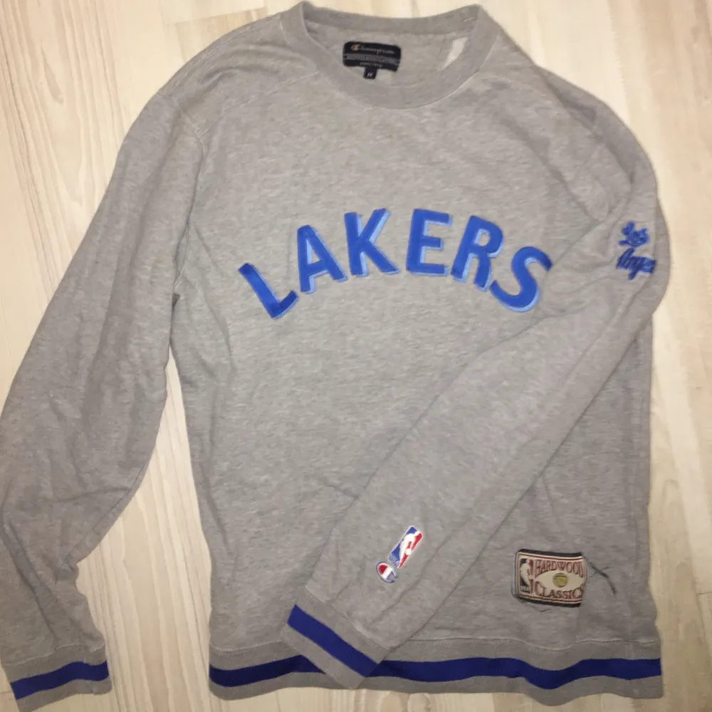 Oversized vintage Champion/Lakers sweatshirt. I bra skick. Pris: 400 . Hoodies.