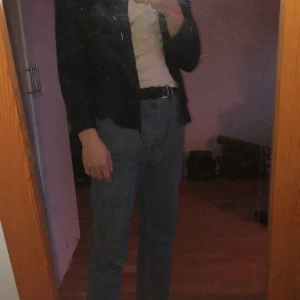 Mörkblå flanellskjorta - Mörkblå flanellskjorta, köpt på second hand. Väldigt mysigt material 🥰