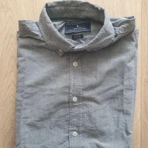 Kortärmad skjorta i strl L - Säljer en fin och elegant skjorta i str L kommer från djur- och rökfritt hem Samfraktar