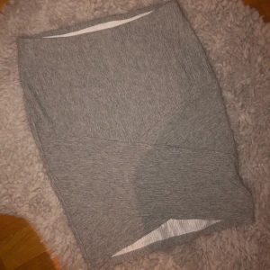 Kjol - Grå kjol från GinaTricot storlek Small! Har även en svart som aldrig kommer till användning! Köp båda för 100kr 🥳
