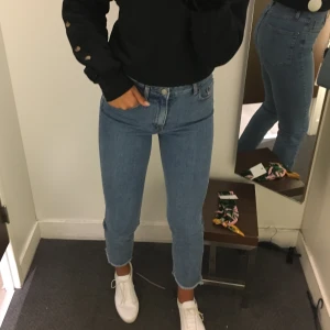 Brandy Melville Jeans st 40 UK (34/36)  - Ljusblå jeans med ”slitningar” där nere, från Brandy Melville London. Superfräscha men tyvärr för små, köpta i storlek 34/36 svensk storlek (40 UK). Nypris 500kr Budpris 250kr