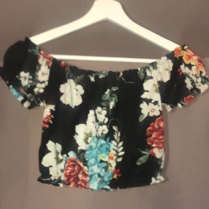 Sommar top med blommor - En sommar top med blommor på. Off should. Magtröja 