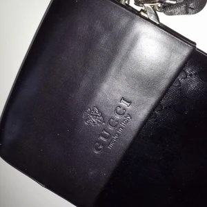 Liten svart väska  - Liten nätt axelväska, typ nyskick