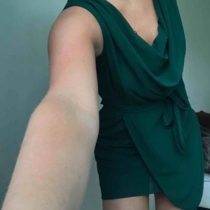  - Grön klänning med knyte där fram 👗💚