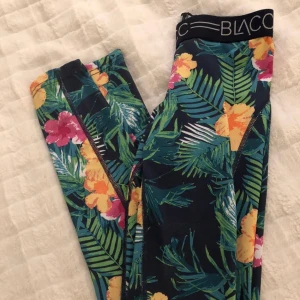 Träningstights blommiga  - Blommiga träningstights, storlek XS, eventuellfrakt tillkommer🚚 50kr eller högre bud