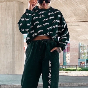 Ribecka X madlady - Jättemysig tröja från Ribeckas kollektion med Madlady SÄLJER DOCK DEN SVARTA, säljs inte längre på hemsidan. Jag föredrar oversize därav Storlek M, är bara lite pösigare än en S. Pris går att diskutera såklart!