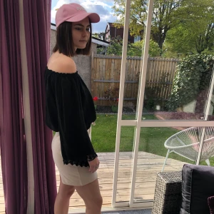 Blus - En svart off shoulder topp från Chelsea. Aldrig använd och är som ny. Tröjan passar alla från XS-M Köparen står för frakten! 