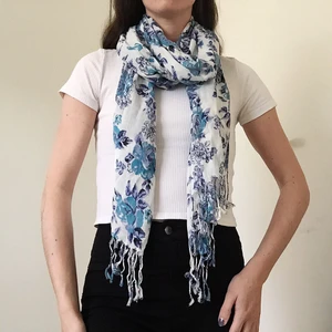 Blommig sjal - Blommig vit och blå sjal. Skriv till mig om du är intresserad eller om du har några frågor☀️ Fraktkostnad tillkommer! 