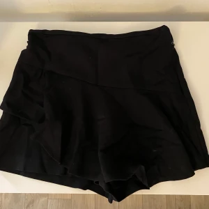 Volang shorts  - Säljer dessa volang shorts hör av dig om du är intresserad eller har frågor kram!💓💓
