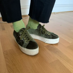 Superga platform velvet - Underbara skor som tyvärr inte kommer till användning. Toppenskick, inget att anmärka på. Skickas med PostNord spårbart 63 kr eller möts upp i Malmö. 
