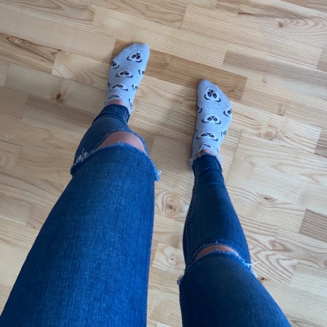 Blåa jeans med slitningar - 91