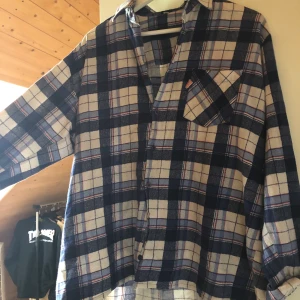 Skjorta väldigt fin💕 - Storlek M/L. Frakt 66kr. Väldigt mysig o skön. 