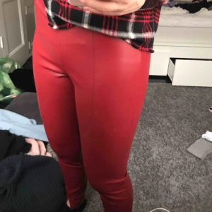  - Säljer dessa super coola röda skinnbyxor för att de har blivit för små, har använt de fåtal gånger så är i bra skick!!! Frakt tillkommer med 50kr