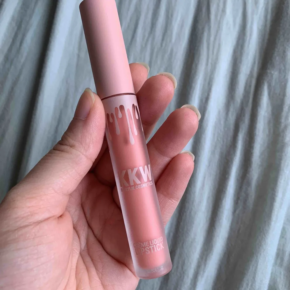 Säljer denna kylie cosmetics x kkw cream liquid lipstick för 100kr i färgen ”kim” peachy nude. Dessa är äkta och oanvänd, frakt tillkommer. Dessa är slutsålda hos Kylie cosmetics !. Accessoarer.