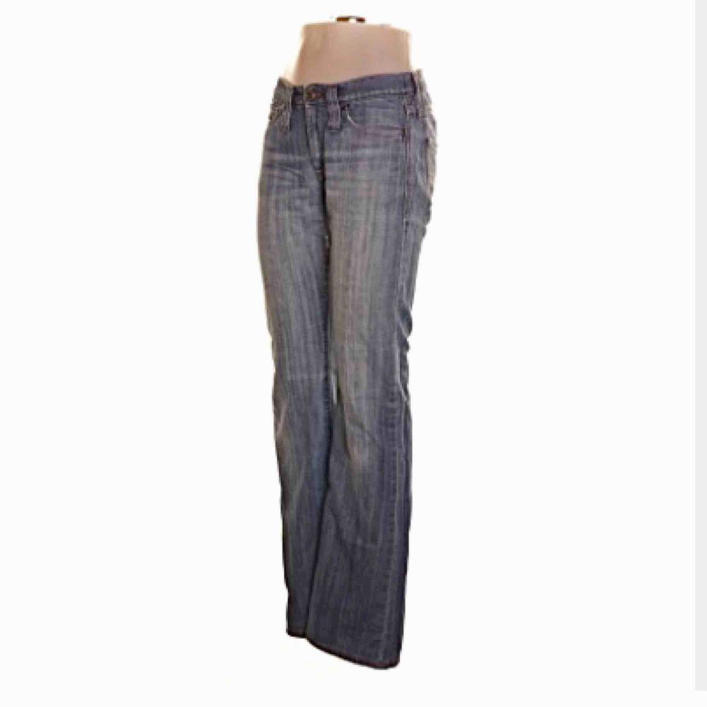 Ljusblåa jeans med fina detaljer på fickorna. Säljer för att de tyvärr inte passar. Fint skick! Vid snabb affär är jag villig att sänka priset. . Jeans & Byxor.