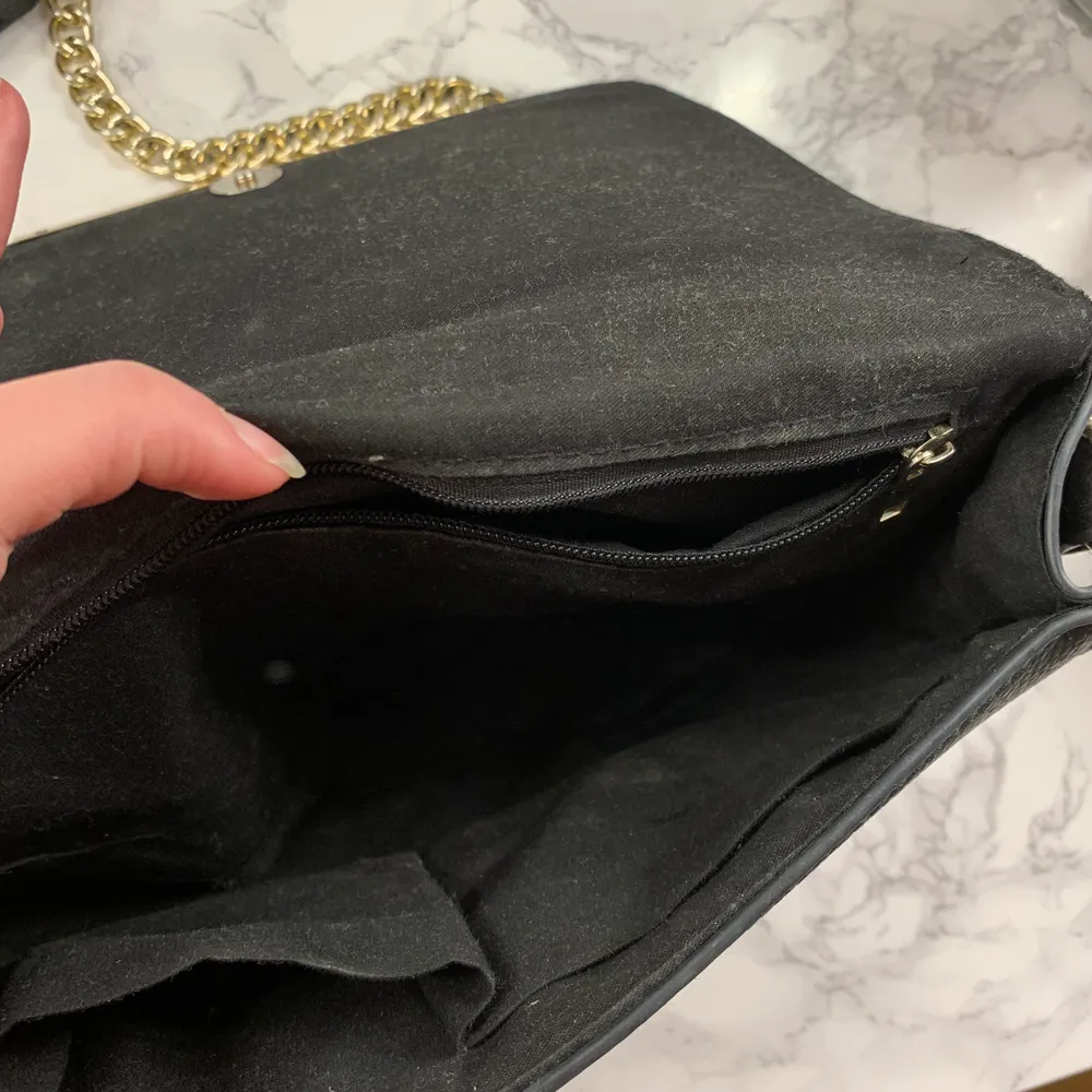 svart väska med guldditaljer från h&m (tror jag) 💕 . Väskor.