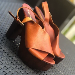 Träsko i brunt läder (Camilla’s)  - Träsko med en snygg klack, allt annat är läder. 2 år gamla, och använda Max 3-4 ggr. 