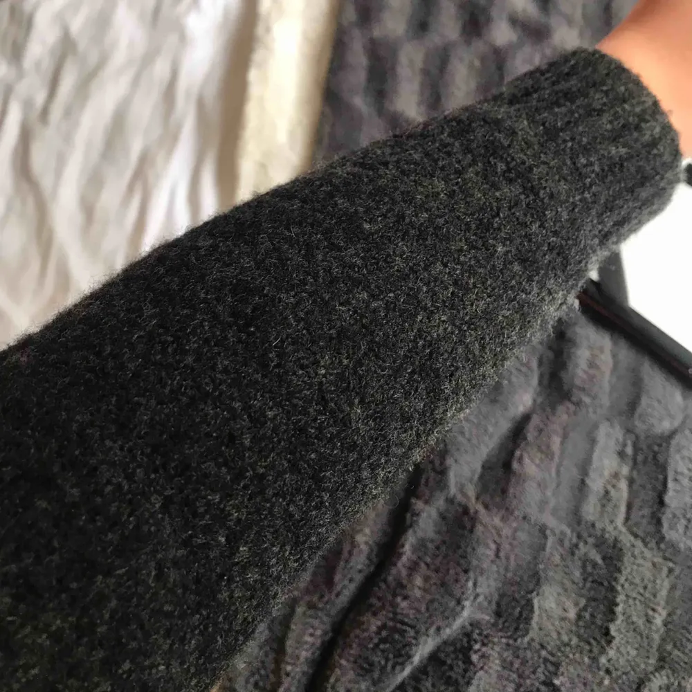 Knappt använd stickat tröja i svart.  Köparen står för eventuell frakt! Nypris (199kr). Stickat.