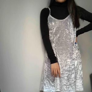  - klänning från humana, använd endast 1 gång!! 