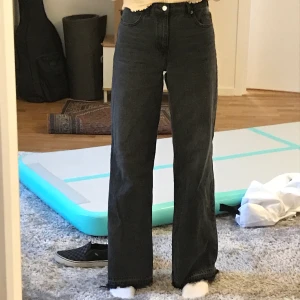 Topshop tall jeans - Långa svarta vida jeans från topshop tall. lite korta på mig som är 177 cm. Har sprättat upp sömmen längst ner så de blev lite längre, se sista bilden. Budgivning avslutas ikväll (söndag) 00:00