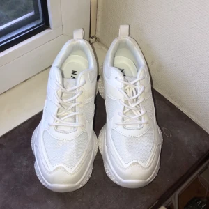 Barbie Sneakers  - Säljer mina Barbie sneakers 👟 som är helt nya, skorna kommer från NA-KD och är otrolig sköna att bära. Köparen står på frakten som är 55 kr 