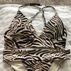  - Storlek 36 i underdel (helfodrade, tanga, zebramönster). Storlek 38 i överdel (vadderad, reglerbara smala axelband). Finns fortf på HM: nypris 250 kr för båda. I mycket gott skick!! Som nytt.