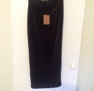  - Oanvänd festlig pennkjol i stl 36,köpt i London.
Jättefin till Julens alla högtider.