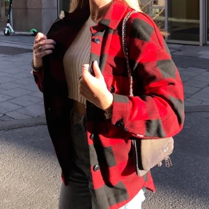 Rödrutig kappa från zara - Säljer nu min vackra kappa från zara som är perfekt inför hösten. Jackan är i mycket bra skick och är väldigt stor i storleken. Hör av er om ni vill ha fler bilder eller undrar något! Pris går att diskuteras💖
