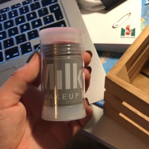 milk makeup blush - köpte fel färg!! denna creme blush är i färgen werk och är inte öppnad. nypris är 300kr mitt pris är 100kr! frakt tillkommer eller så kan jag mötas upp i malmö💓💓