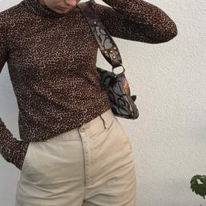 Jättefin tröja med leopardmönster som jag tyvärr tröttnat på, fint skick. Från Zara i strl S