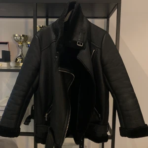 Populära höst/vinter/vår jacka från Zara - Sparsamt använd jacka från Zara. Kan bäras under alla årstider utom sommaren. Strl S.