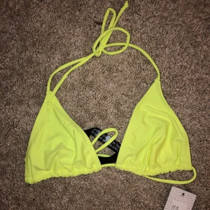 Neongrön bikini - Neongrön bikiniöverdel från boohoo, aldrig använd💗