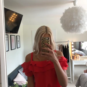 Somrigt linne från primark - Rött linne med off shoulder men med band som täcker bh banden vilket är väldigt skönt🥰